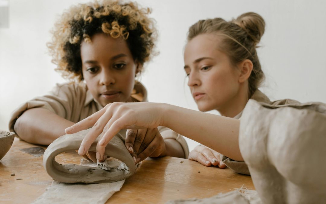La sculpture en céramique : l’art de modeler la matière.